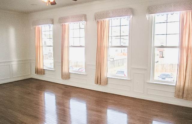 Beautiful 3 Bed 3.5 Bath Interior Townhome In Much Sought After Blooms Mill