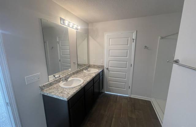 10541 Queens Gate Cir