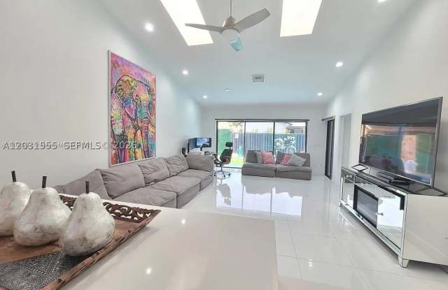 270 SE 7th St