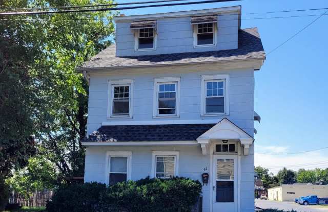 41 W CENTRE STREET