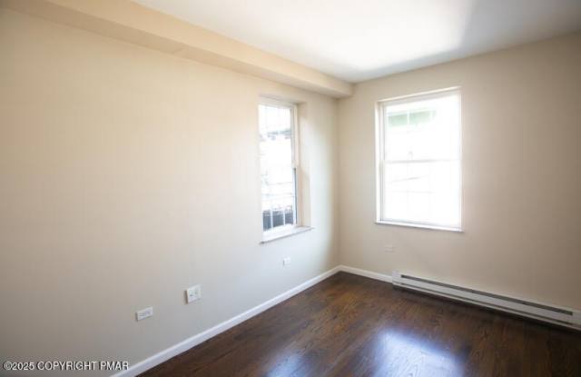 632 Main Street unit: 2R