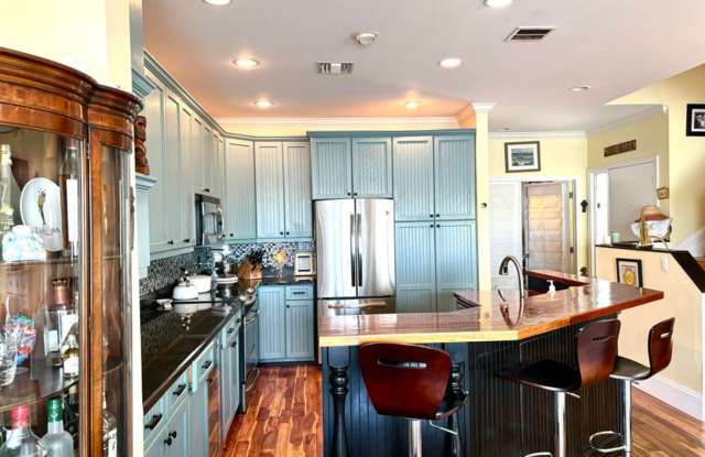 328 N Lake Drive N, Lantana, FL 33462