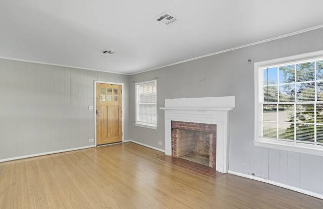 Charming 3-Bedroom Near Brookside  The Gathering Place!