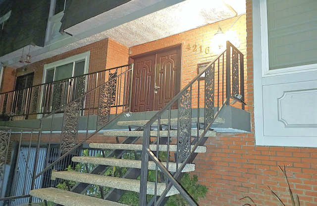 Spectacular 3 Bdr, 3 Bath Tri-Level Townhome in Prime Studio City
