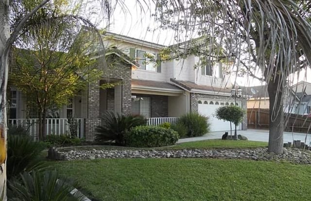 622 W Russell Ave - 622 West Russell Avenue, Visalia, CA 93277