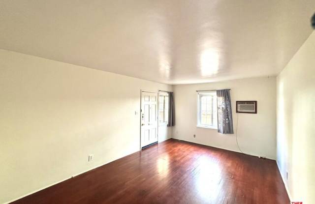 11928 Magnolia Blvd unit: 1/4