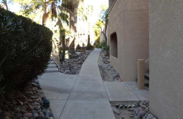 5750 N Camino Esplendora unit: 228