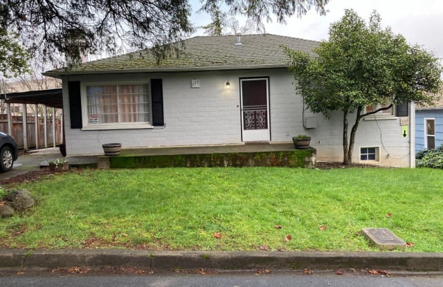 278 SE Pitzer St - 278 Southeast Pitzer Street, Roseburg, OR 97470