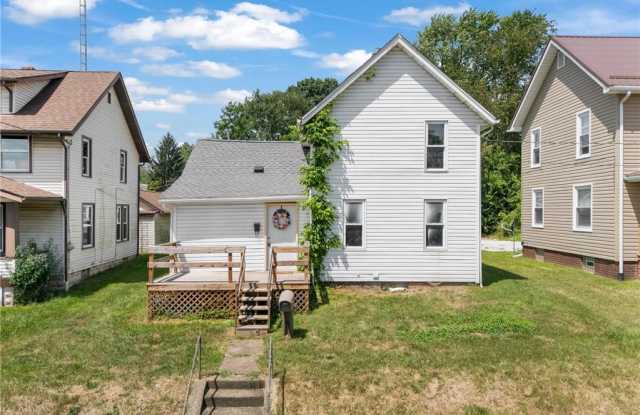 Photo of 1915 Maple Avenue Northeast