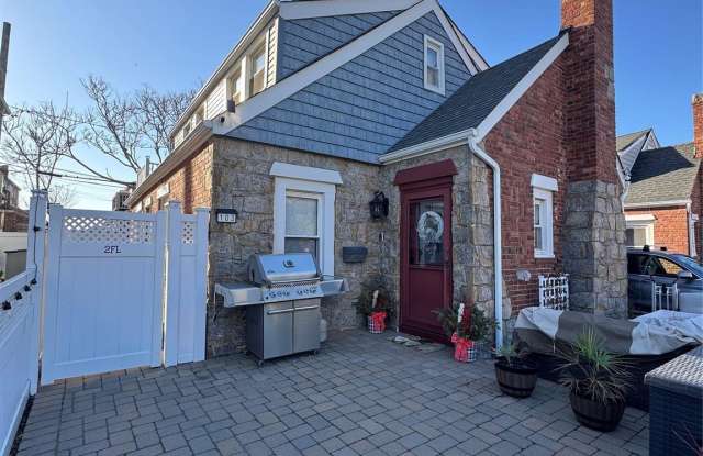 103 Pacific Boulevard unit: Upstairs