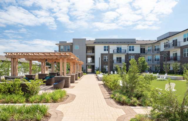 Lake Walk at Traditions Apartments
