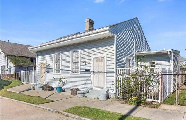 Photo of 209 N JOHNSON Street