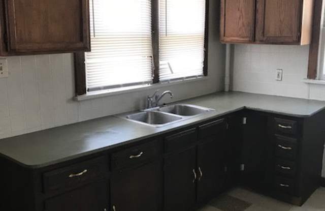 2 BR HOUSE - $825/mo -