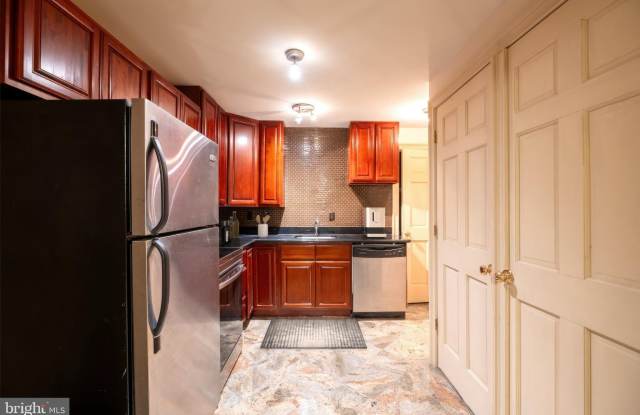 706 S WASHINGTON SQUARE