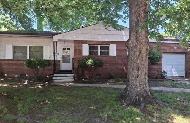 Single Family Home in Aragona Village