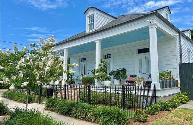 639 DESIRE Street