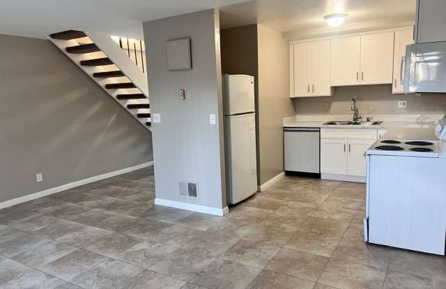 SUNNYVALE- 2 Bedroom 1.5 Bath Condominium -Washer  Dryer Included