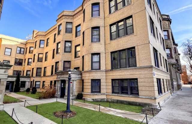 3927 N Pine Grove Avenue unit: Bw