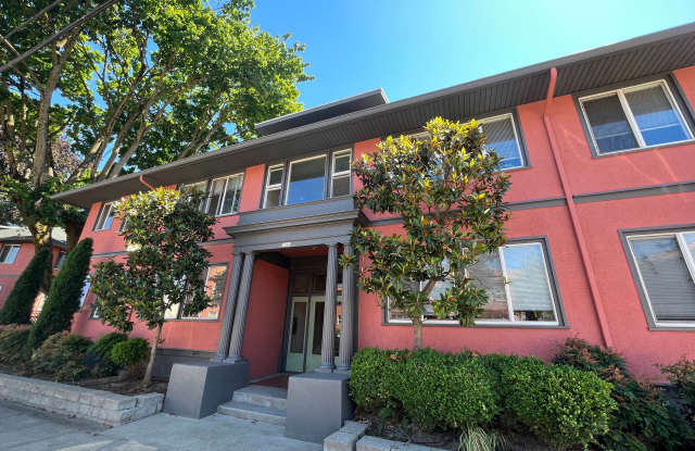 Large / Close-In Studio! Large Walk-In Closet, Hardwood Floors  Pet Friendly! - 2504 Northeast Hoyt Street, Portland, OR 97232