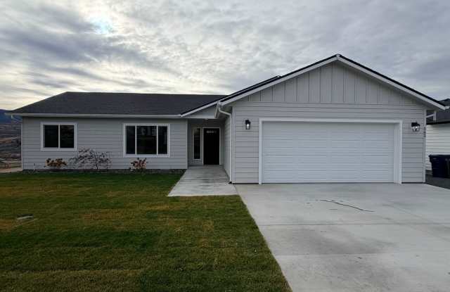 Photo of BRAND NEW construction! 3 beds, 2 baths, double garage, deck with VIEWS and more!