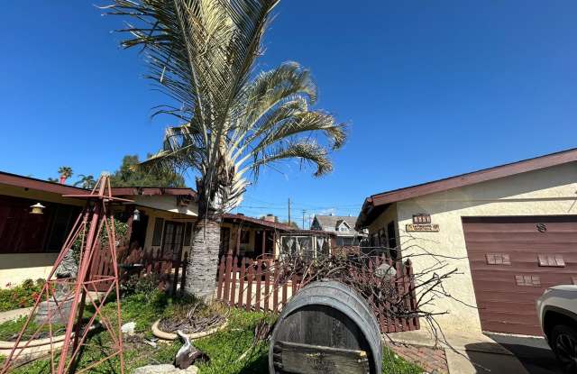 Cozy 2-Bedroom Duplex with Fireplace & Sunroom in Vista – Don’t Miss Out!