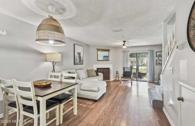 8300 PLAZA GATE Lane unit: 1242