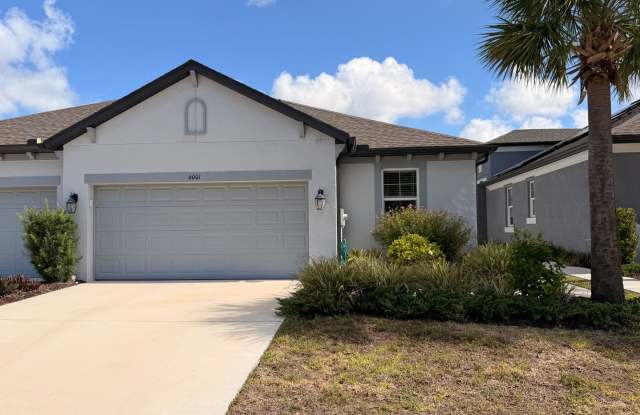 Open and bright 2/2 Plus a den with 2 car garage