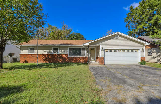 REMODELED 4 bedroom | 1.5 bathroom | 2 car garage in SOUTH SPRINGFIELD -- FENCED BACKYARD! PETS WELCOME!