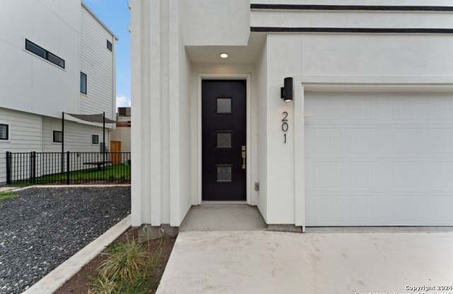 1735 W GRAMERCY PL #201