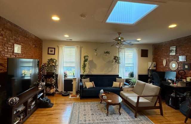 Photo of 1541 W THOMPSON Street unit: 3