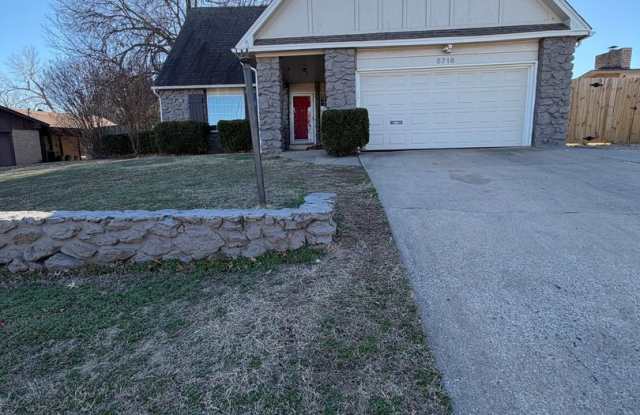 2 story house for lease. Open floor plan in kitchen & living. Lots of storage. Large fenced backyard.