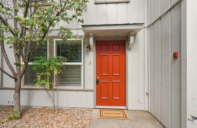 Two bedroom, 1.5 bathroom Ashland townhouse | Available now