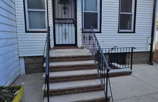28-35 42 Street
