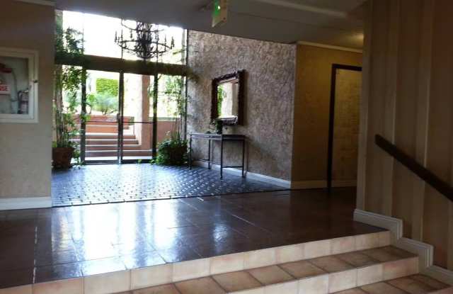 Photo of PRIME HOLLYWOOD 3RD FLOOR 1-BEDROOM APARTMENT