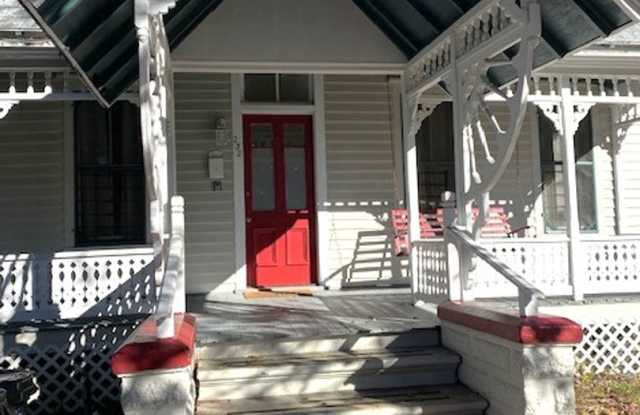 Beautiful Unfurnished Victorian 2/1 House convenient to UF Campus
