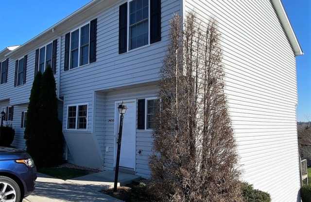 Spacious End Unit Townhouse with 2 Maste Suites 1920 Square Feet