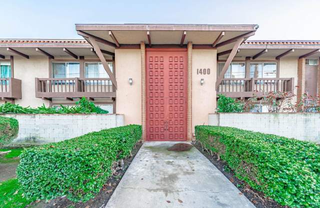 ***Ready to Move In 2 Bed 1 Bath Apartment*** - 1400 West Warner Avenue, Santa Ana, CA 92704