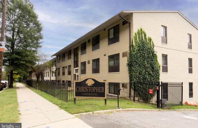 Beautiful 2 Bedroom 1 Bath Condo Conveniently Located
