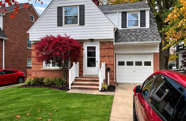 Updated 3-Bedroom Home in Lyndhurst Schools | Yard + Garage