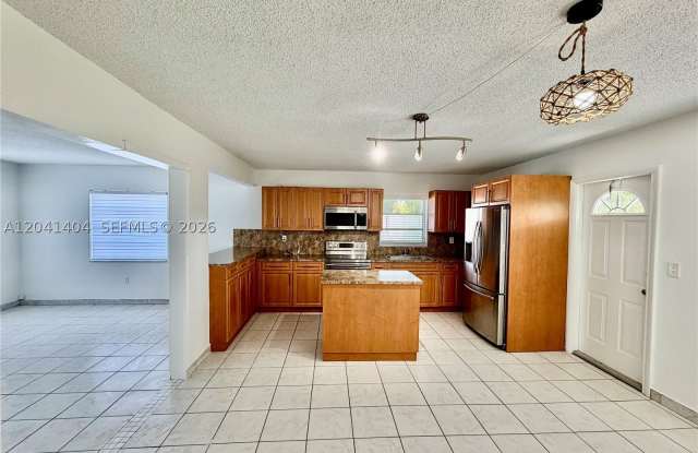 913 NW 22nd Pl