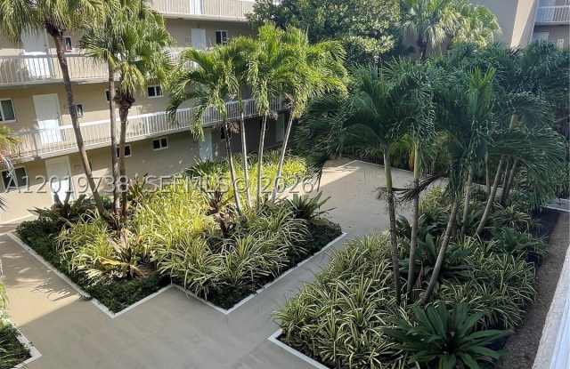 7815 N Camino Real