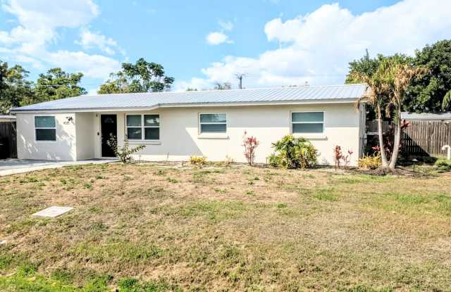 Annual furnished Updated 4-Bedroom Pool Home with Spacious Living Areas