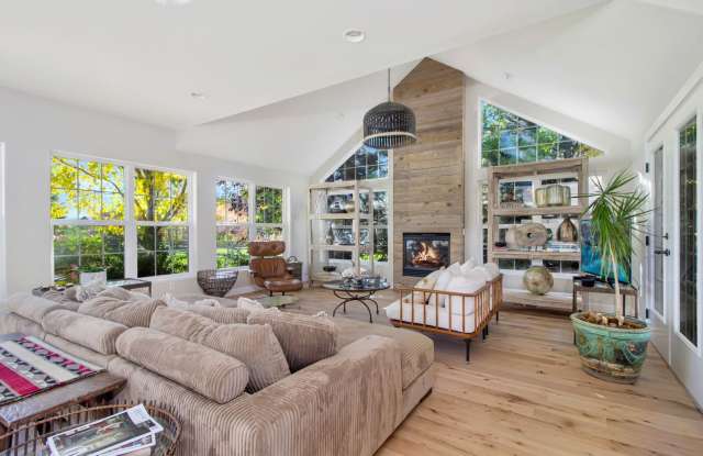 Winter Getaway: Large, Cozy Mountain Modern Home