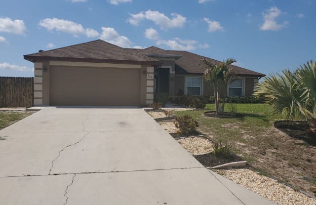 4001 18th St SW - 4001 18th Street Southwest, Lehigh Acres, FL 33976