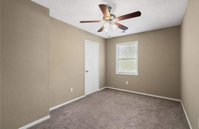 122 Northeast Greystone Drive