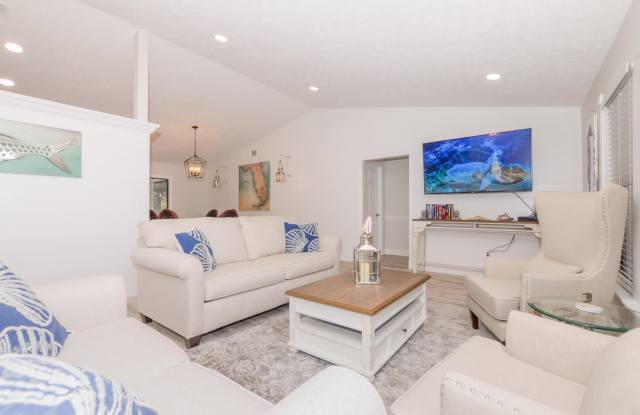 2411 NE Pinecrest Lakes Boulevard