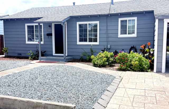 Newly available 2 bed/1 bath duplex