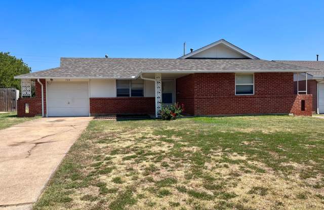 3 Bedroom Home in Prime MOORE Location!
