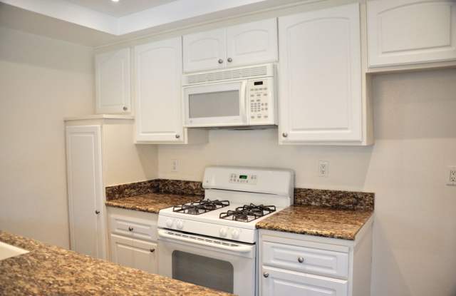 LEFFINGWELL #43 WHITTIER 90603 (2 BED / 2 BATH)