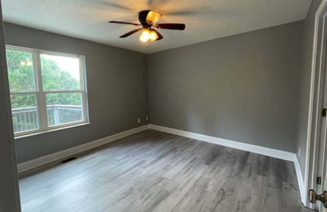 City of Maryville 1 bedroom with garage Call Ed Johnson 865-924-5045 or Debra Johnson 865-591-8281